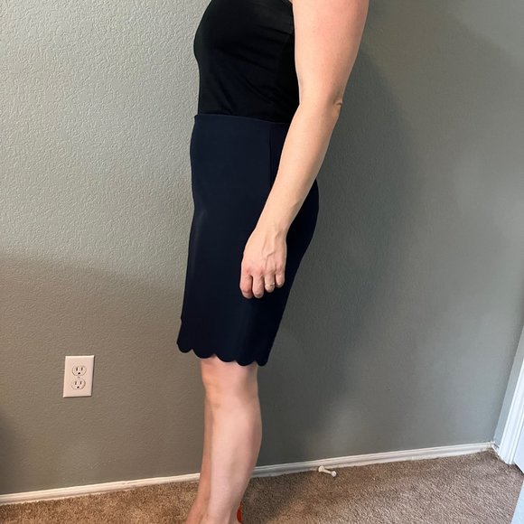 BR 6P navy scalloped high waisted skirt - Picture 2 of 4